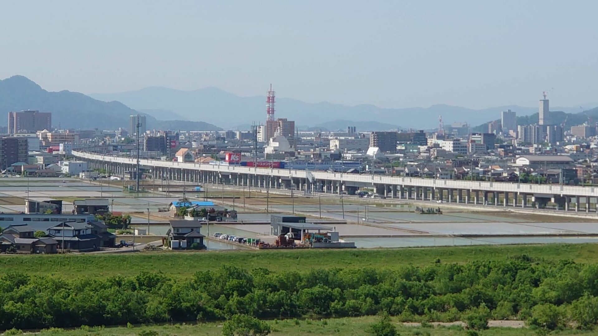 森田配水塔「マイアクア」（福井県福井市）の北陸新幹線ビュースポット（撮影地） | ブルーベリーパーク越前