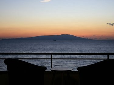 伊豆大島を正面に臨む宿 熱川館】の空室状況を確認する -