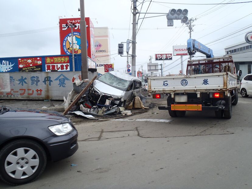 遠賀町で車がブロック塀に激突　１人重体３人重傷