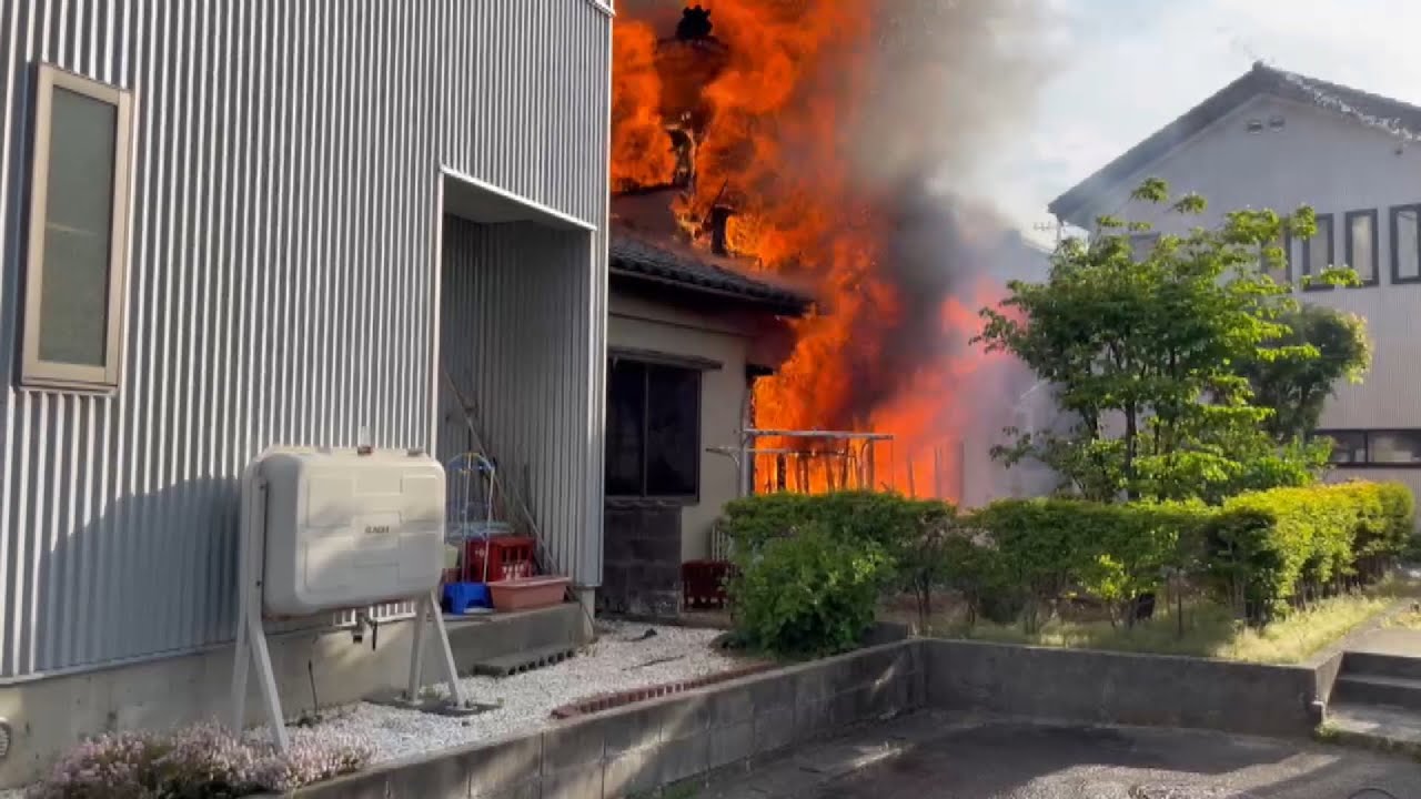 火柱がすごい」と通報 両津港近くの住宅密集地で火事 少なくとも8棟焼ける 70代男性がのどにやけど訴え搬送 新潟・佐渡市（BSN新潟