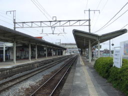 羽犬塚駅到着を伝える車内の電光表示。「有明」は福岡県筑後地区の主要駅に停車した - 【動画】看板特急「有明」に惜別の乗車 12日にラストラン -