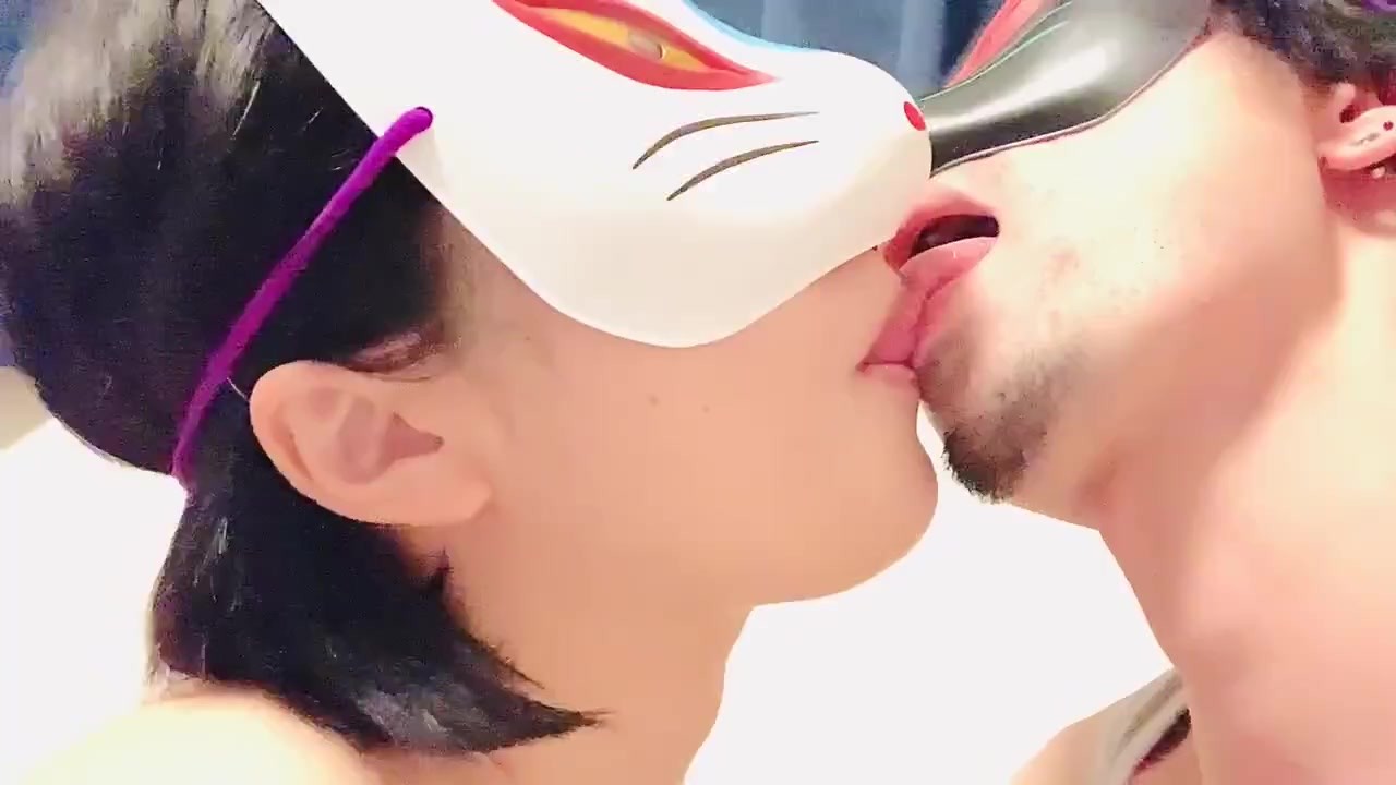 海外 濃厚なキス | TikTok