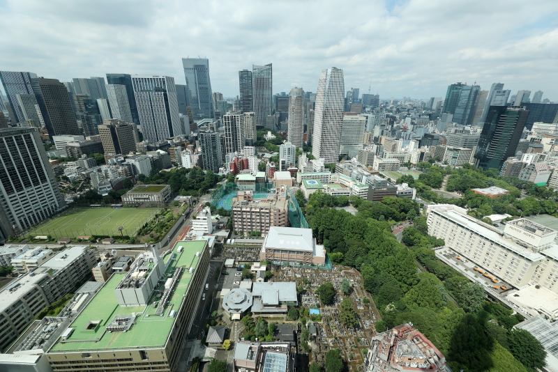 NYに「摩天楼の滝」が出現 高層ビルから大量の水が噴出 まさかの光景も実は“消火設備の点検”｜FNNプライムオンライン