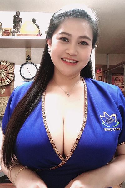 タイ 爆乳ロリ系コスプレイヤー Aom