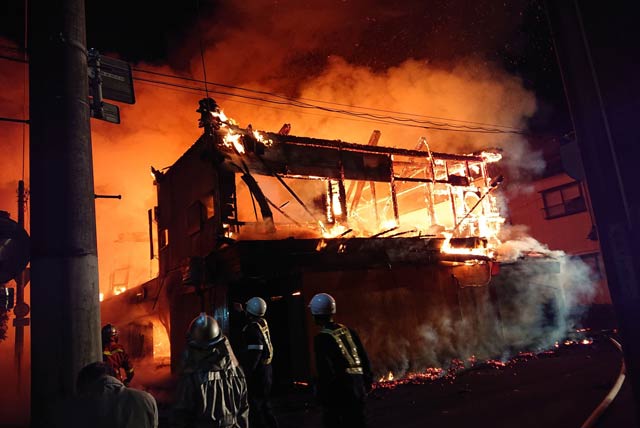 燕市の住宅で昼火事