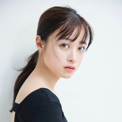 橋本環奈、高校卒業前の18歳で過去最高に巨乳をガッツリ露出タンクトップ姿を公開www - エロチカ