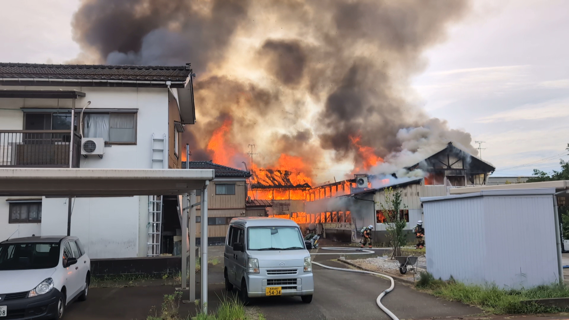 激しく燃える炎…新潟市江南区で住宅火災　家主の７０代男性がやけどで救急搬送