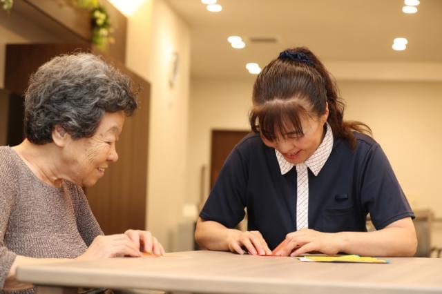 3月8日はミモザの日／ 女性の活躍を願う日として国連が定めた「国際女性デー」である3月8日は「ミモザの日」とも呼ばれています。  いつも頑張るあの女性へ、そして自分自身へ「幸せの黄色い花」を贈りませんか？