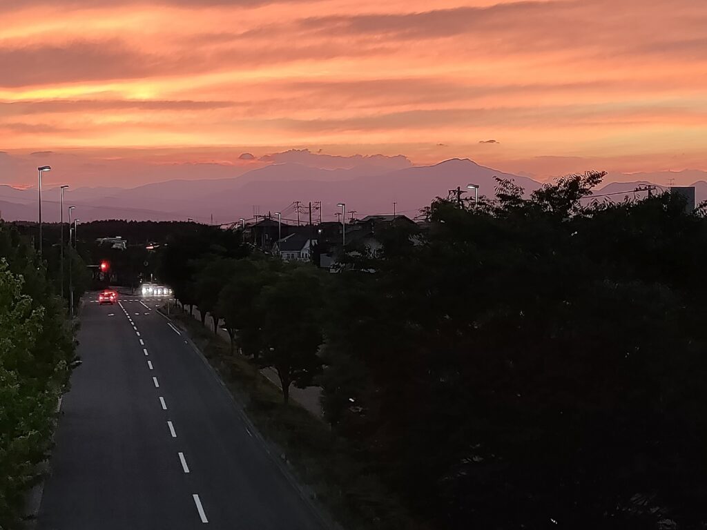 今日の諏訪湖畔からの夕日。夕日はその日の天候により様々。この季節ならではの景色をぜひご覧ください。 ご予約・お問合せ 双泉の宿 朱白