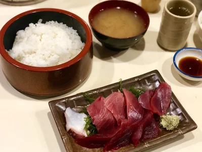 ▽岩本町△絶品海鮮丼を堪能！マグロ最強の店「海の幸 翔」の本マグロぶつ切り中トロ・中落ち丼 : サラリーマンのランチ