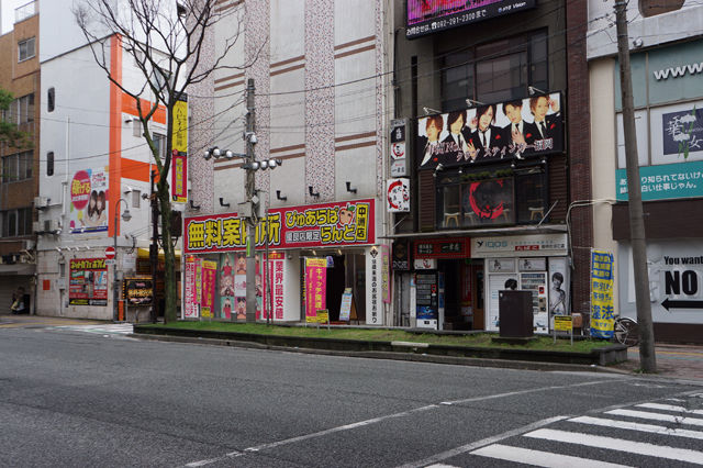 九州撮影「中洲ソープ街」 川に囲まれた歓楽街 日本を代表するソープ街のひとつ 歴史を調べると… 1952年に「博多温泉トルコ」が中洲に開業したことがはじまり