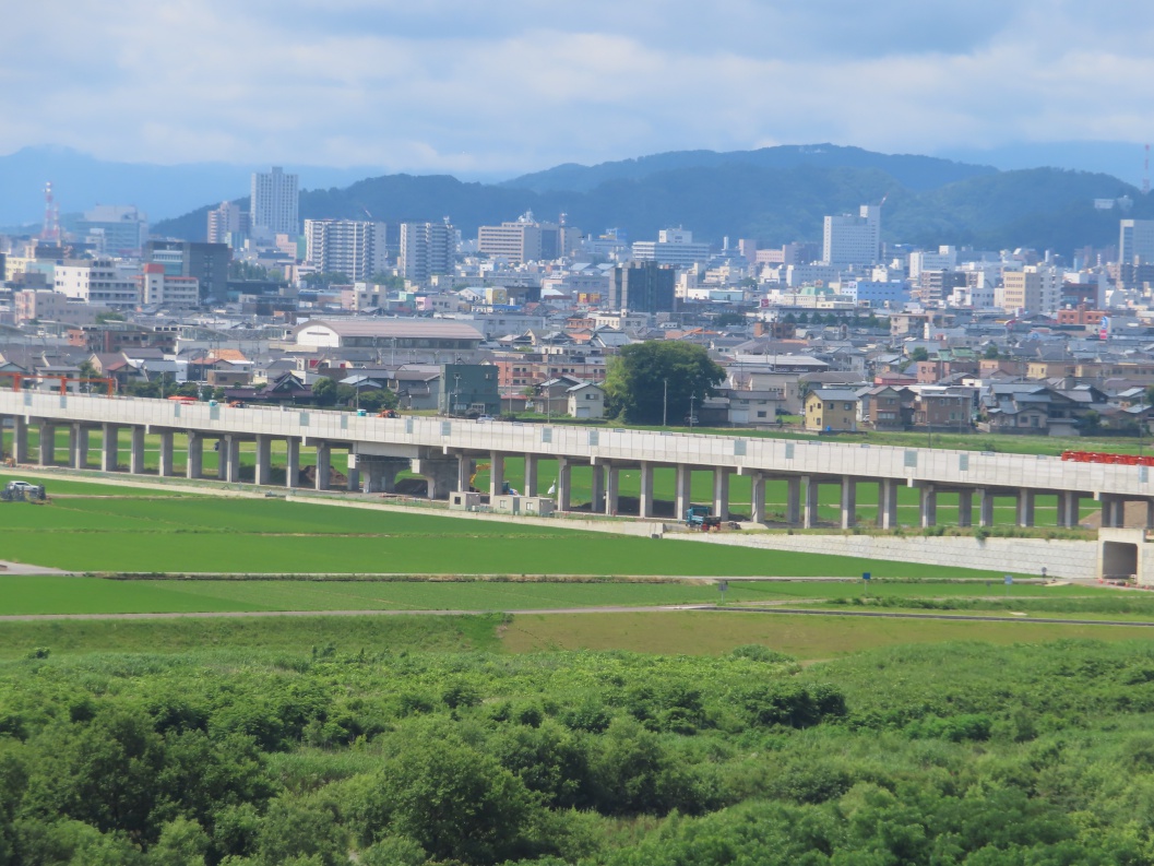 森田配水塔「マイアクア」（福井県福井市）の北陸新幹線ビュースポット（撮影地） | ブルーベリーパーク越前