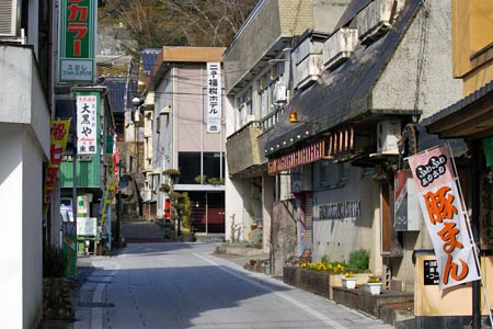 天満（東洋ショー劇場）天満市場の北側の商店街 – 古今東西舎