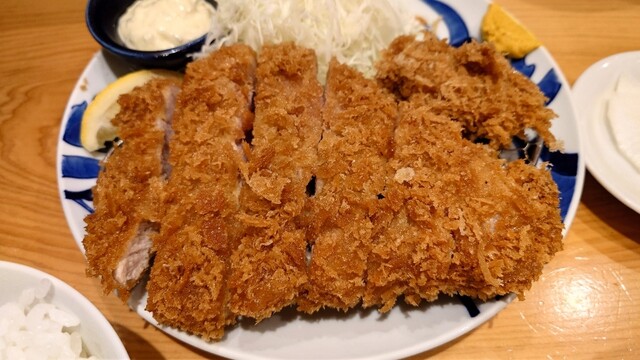 東京駅おすすめグルメ特集】職人技が光る黄金色の美食を！「とんかつ寿々木」 | TABIZINE～人生に旅心を～