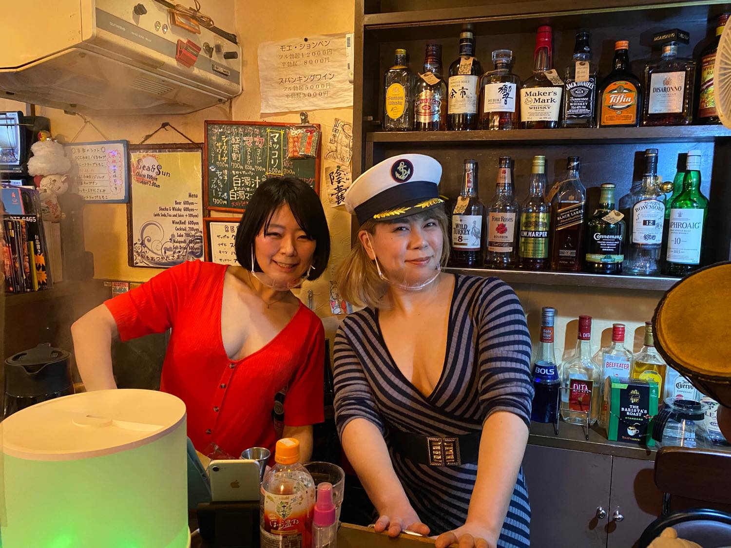 駿河屋 -【アダルト】<中古>住宅街のスナックに旦那と喧嘩したのか、一人がぶ飲みしているソソるエロ若妻。女の目線は明らかに俺!  しかもガン見しながらパンツを見せてくる!?