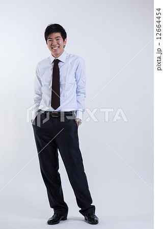 カメラ目線の若い日本人男性 Stock Photo |