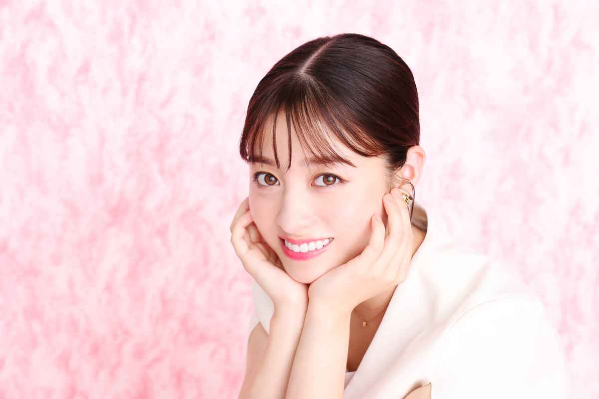 福原遥、肩見せトップス×パンツで大人可愛く　ベアトップに重ね着した上級者コーデ