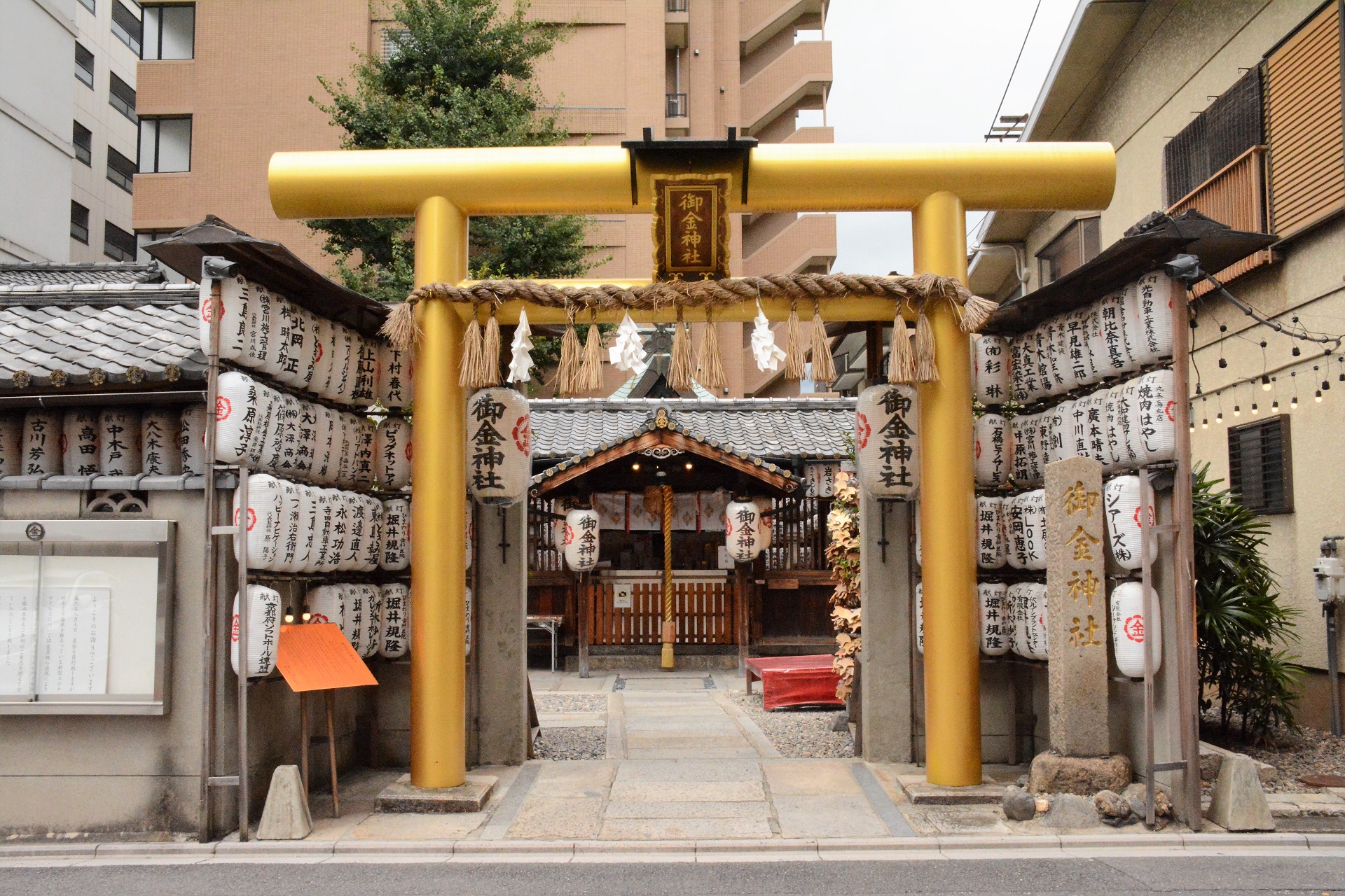 岩田真由美 | 御金神社 〜烏丸御池界隈〜 おかねじんじゃ、、、と読めそうですがこちらの読み方は