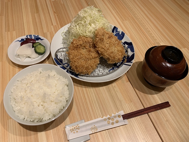 東京駅おすすめグルメ特集】職人技が光る黄金色の美食を！「とんかつ寿々木」 | TABIZINE～人生に旅心を～