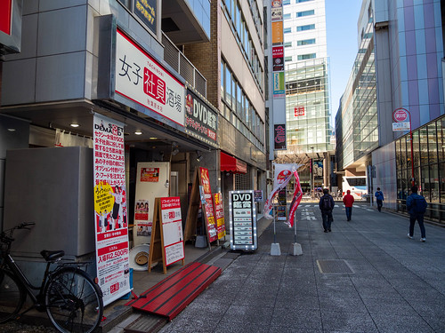 大阪ミナミ「昭和の飲み屋街」味園ビル、年内で店舗終了 - 日本経済新聞