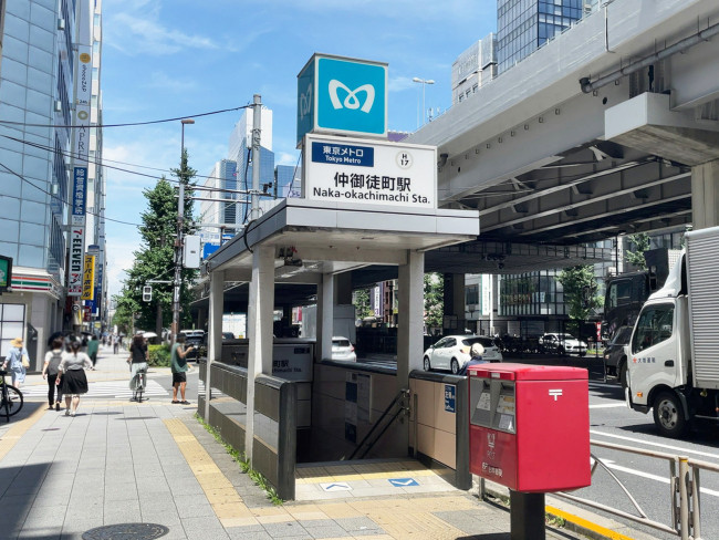 File:Bike Rider, Ameyoko Shopping