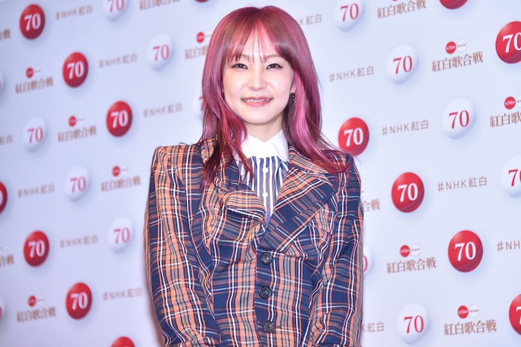 大き過ぎて一人で歩けない笑」 LiSA、紅白の“特別なドレス”に「凄ー!!!チュール長っ」「圧巻」と反響 -