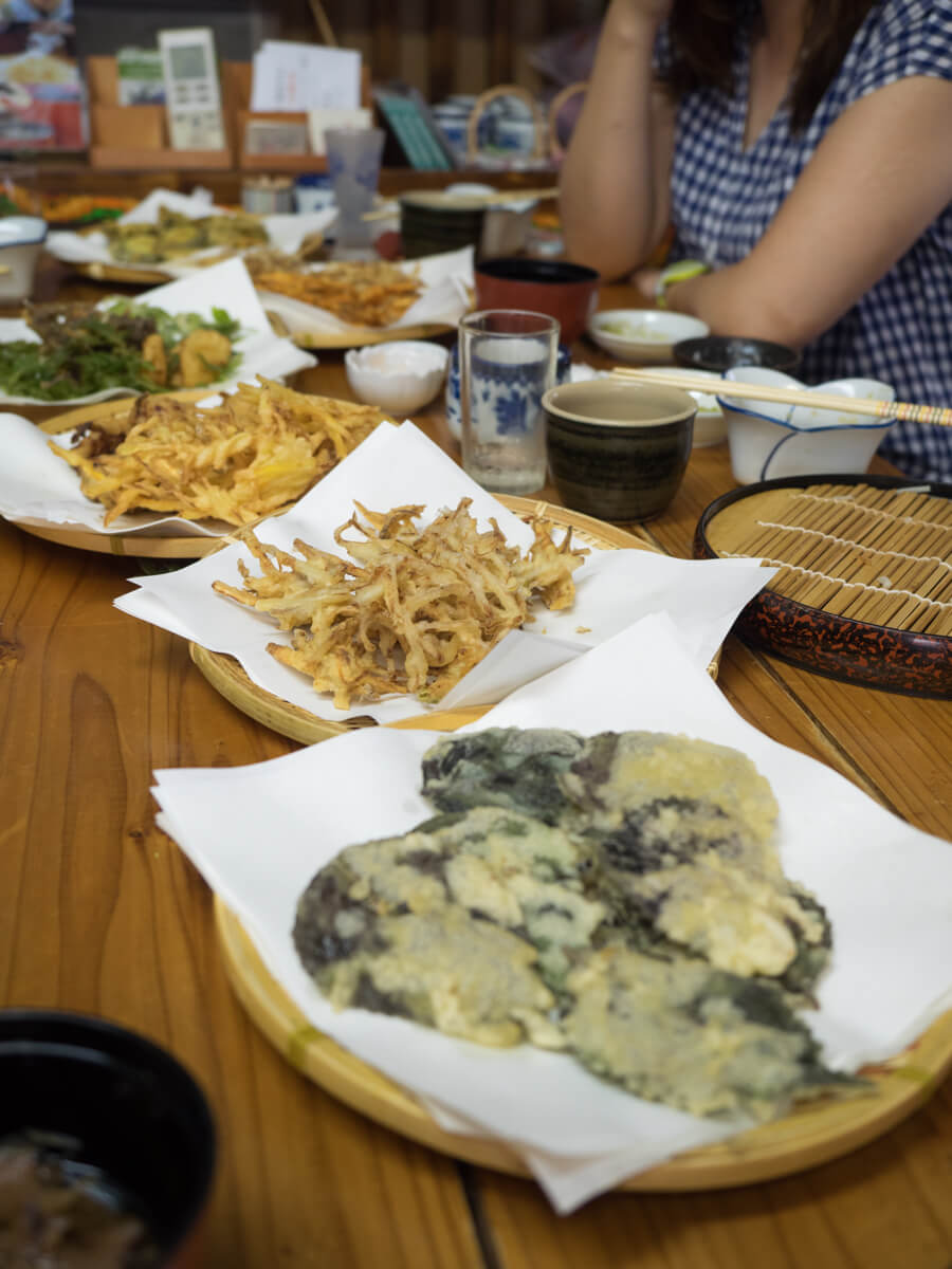 沖縄県初上陸！大宜味村・わんこ天ぷらそば「江洲の花」＆豊見城市・チーズハンバーグ丼「ちゃつぼ」『オモウマい店』 | ヨムーノ