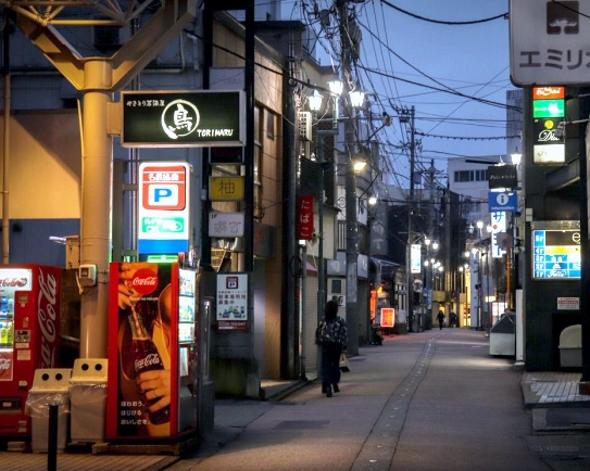 高岡（駅前ビルの風俗店）今は使われていない看板。 – 古今東西舎