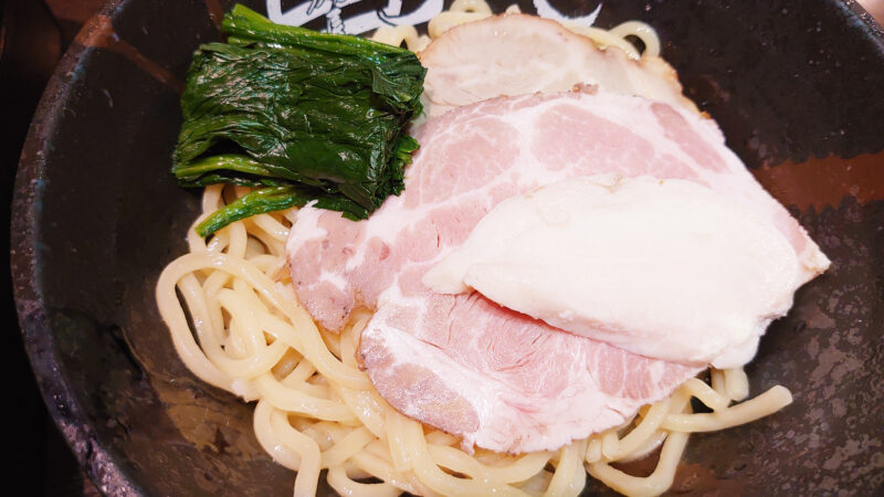 西川口の東口から徒歩2分のラーメン店 麺屋時茂さんです。 鶏白湯系のラーメンもつけ麺も、どちらも濃厚で美味しいです。 ぜひ行ってみてください。