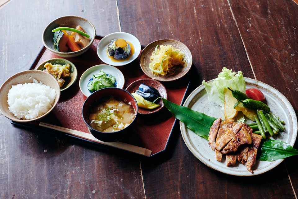 越後妻有トリエンナーレ・大地の芸術祭「うぶすなの家」で「うぶすな定食」きつねランチ | まわりぶろぐ