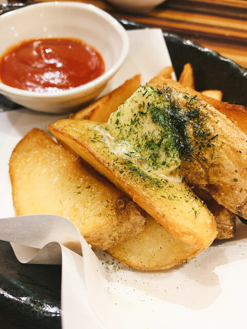 神奈川県海老名市めぐみ町にある焼鳥店「大衆焼鶏炭焼き おっけい 海老名店」です。最寄駅は小田急小田原線、相鉄本線、JR相模線の海老名駅になります。 - 