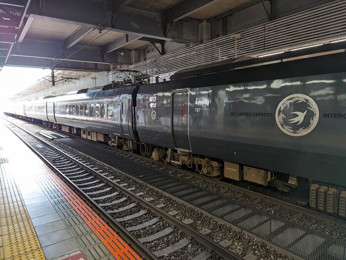 西村修 | 11月17日、折尾8:32、快速小倉ゆきに、停車駅は黒崎、八幡、戸畑、西小倉です。 #JR九州