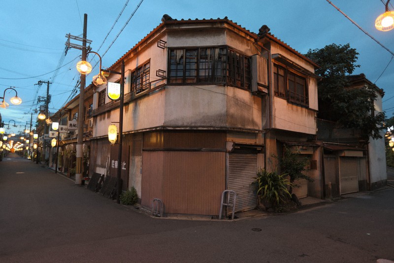 飛田新地の旧遊郭、写真集やツアーで再生模索 取り壊しの恐れ |