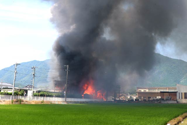 【速報】新潟市西蒲区で住宅火災　1人搬送か