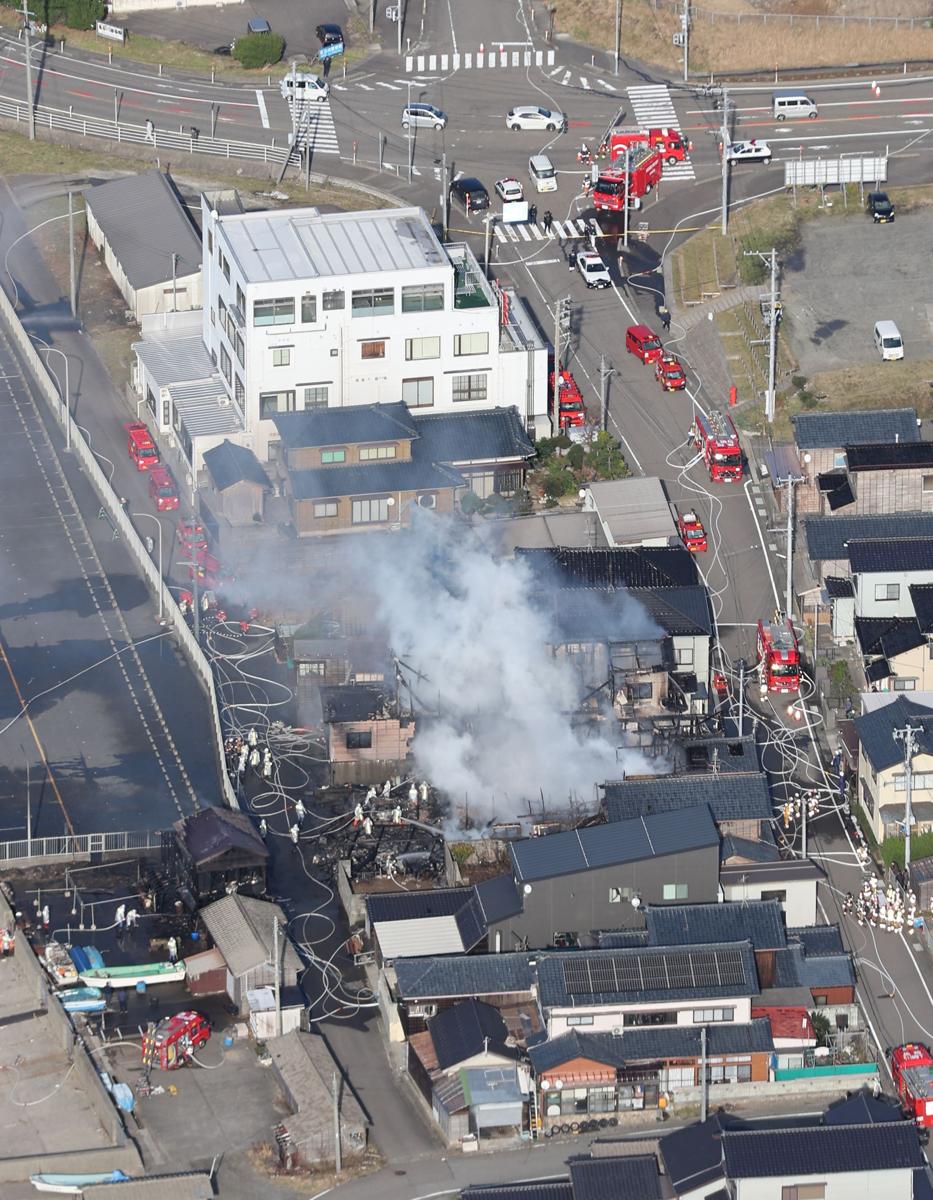 【速報】新潟市東区で火事　住宅が炎上中　（２５日午後４時半現在）《新潟》