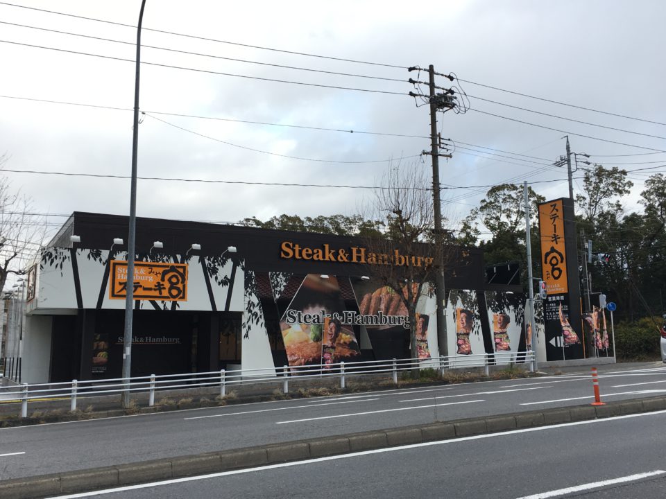 看板にグサリ…クレーン車が倒れ店の看板に突き刺さる 作業中にバランスを崩したか けが人なし