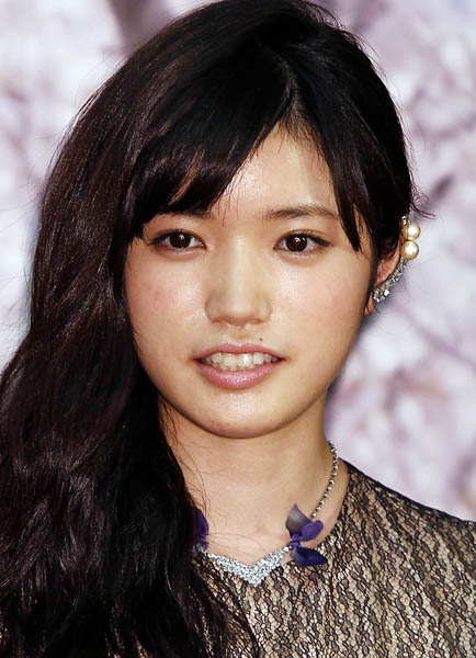 芦田愛菜、DIORアンバサダー就任の裏側｜「知性と優雅さ」を備えた20歳の素顔に迫る独占インタビュー - トレンドラボ