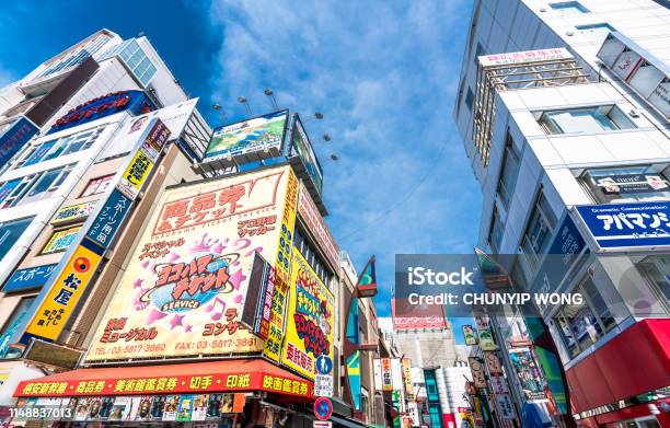 한인타운 건너편, 우두커니 서있는