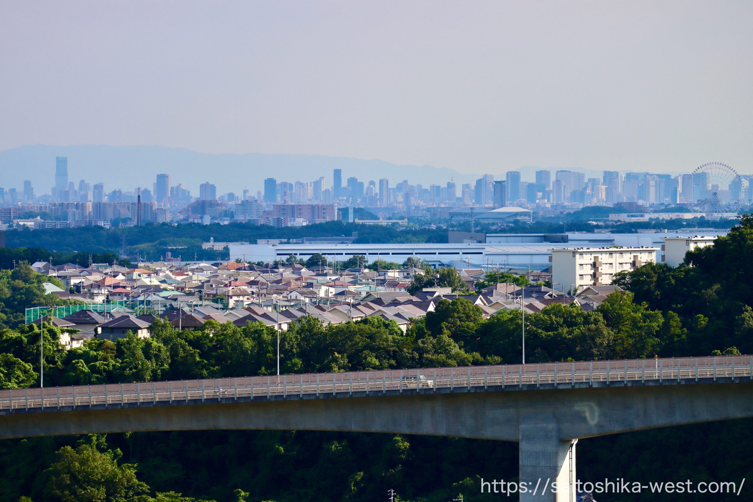 NYに「摩天楼の滝」が出現 高層ビルから大量の水が噴出 まさかの光景も実は“消火設備の点検”｜FNNプライムオンライン