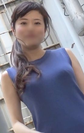 お気に入りの人とLINEしながらおもらしオナニー女子