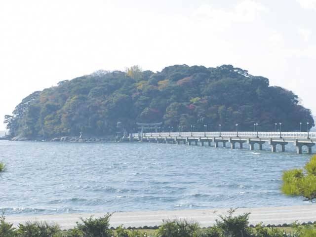 猿ヶ島・うさぎ島 : 赤い電車の見える風景