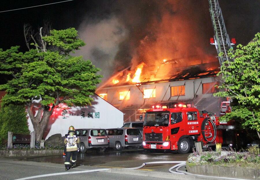 塾と障がい者就労支援の事業所 ２棟焼く火事 建物内に５０人逃げて無事【新潟】 -