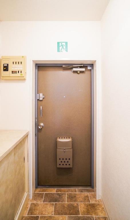 愛知県名古屋市の法人様の会社の３階のトイレの激安リフォームが始まりました！ - 「イクメンリフォーム」は、岐阜・愛知（名古屋 ）にて自社施工によりどこよりも絶対安く（激安）でリフォームを提供致します！