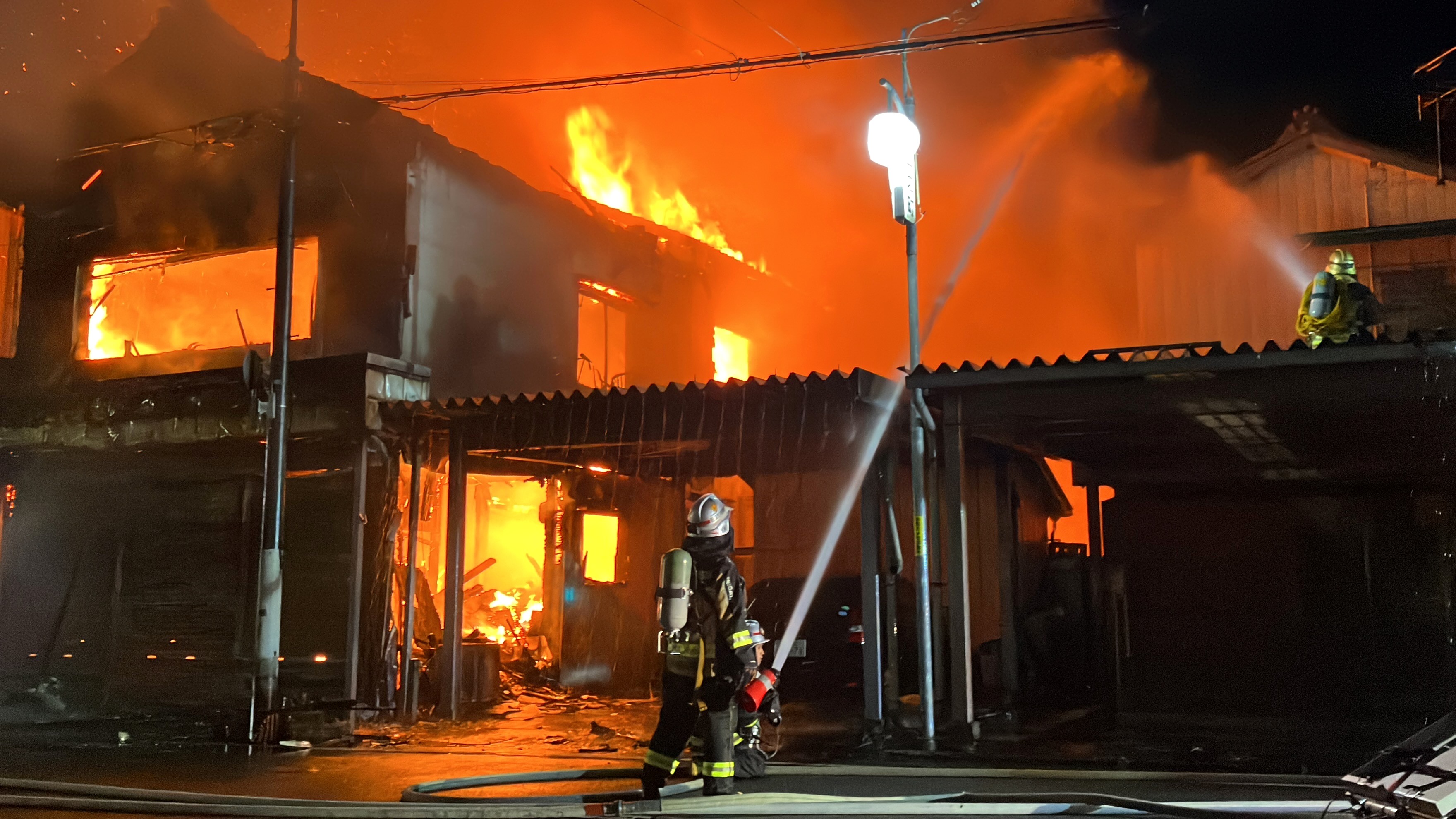 火薬が爆発したような感じで…」住宅など7棟燃える火事 約10時間半後に消し止められるも4世帯11人が避難【新潟・見附市】 | 新潟ニュース NST