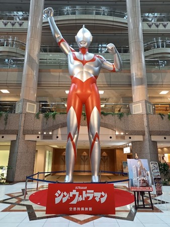 シン・ジャパン・ヒーローズ・ユニバース：体験型イベントが池袋で開催 ウルトラマン、仮面ライダーがメタリックカラーのソフビに -