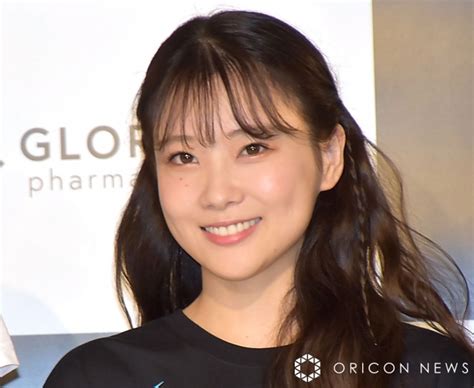 重盛さと美 「ファンにエロいと褒められたコーデ」披露に「エモいですね」「美脚が目を引きますね」の声― スポニチ Sponichi