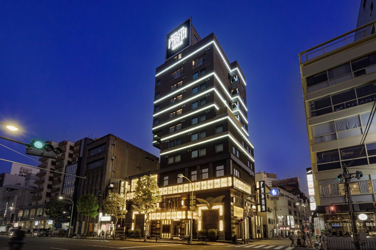 上野（ビル街のラブホテル）仏壇店街近くの路地。 – 古今東西舎